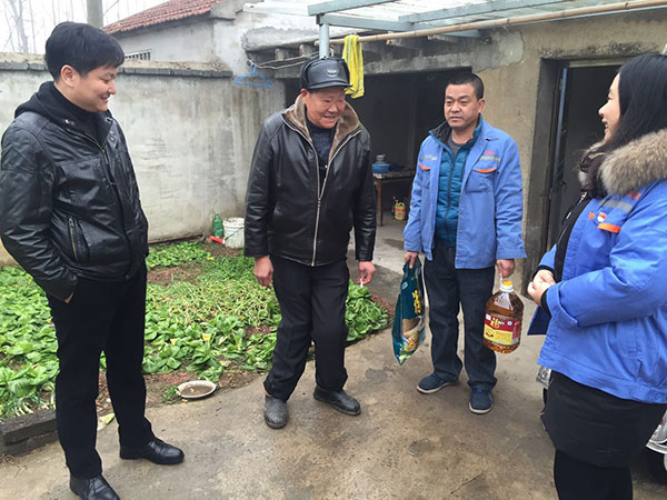 kaiyun开云官方网站建材为困难群众送去过年的米和油