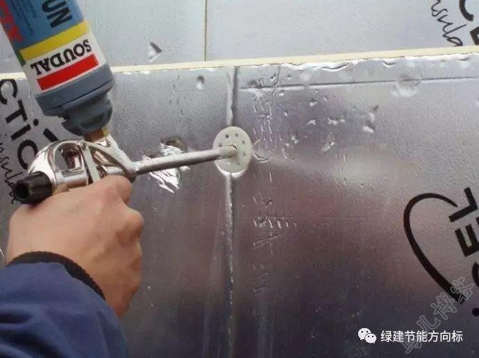 工人正在固定聚氨酯复合板 工人正在固定聚氨酯复合板